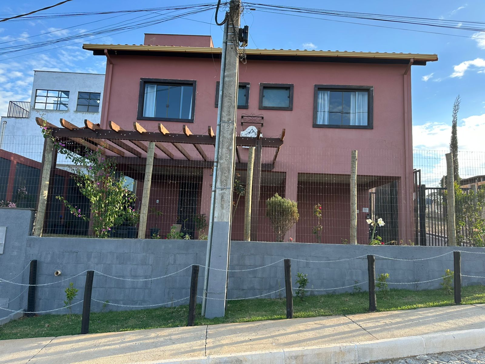 Vista frontal do chalé