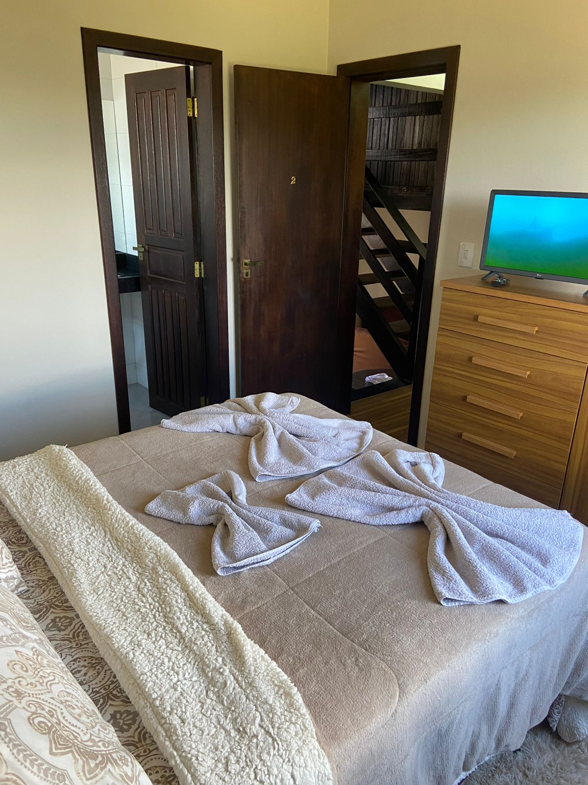 Suíte com cama e TV