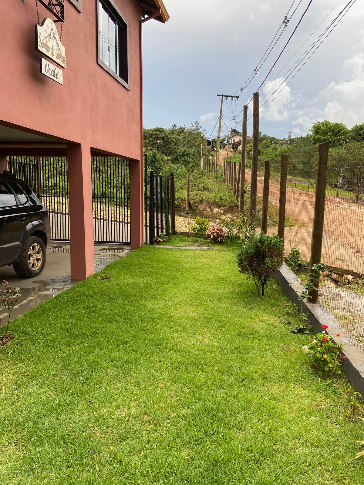 Lateral do chalé com placa