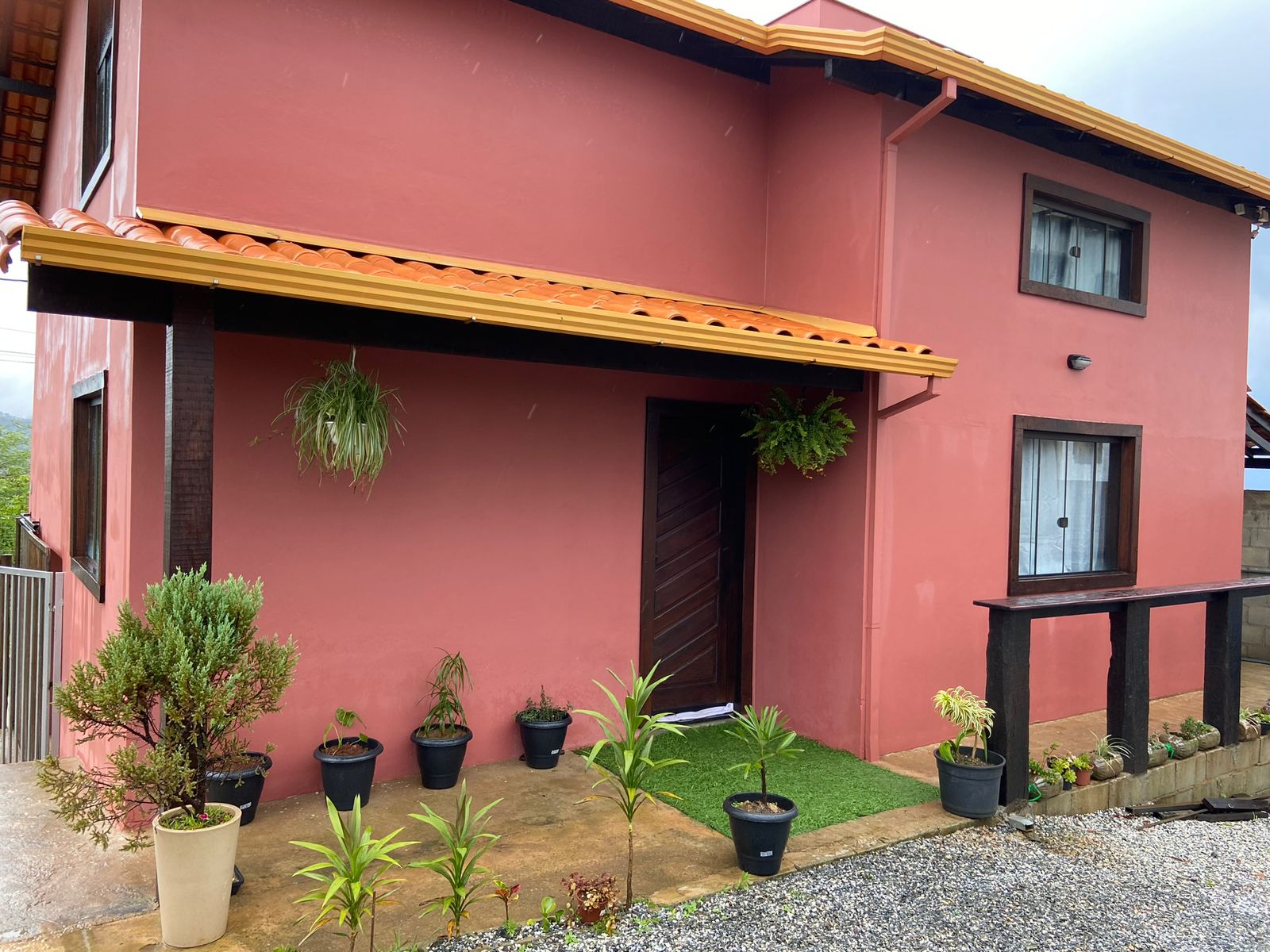 Fachada do chalé com plantas